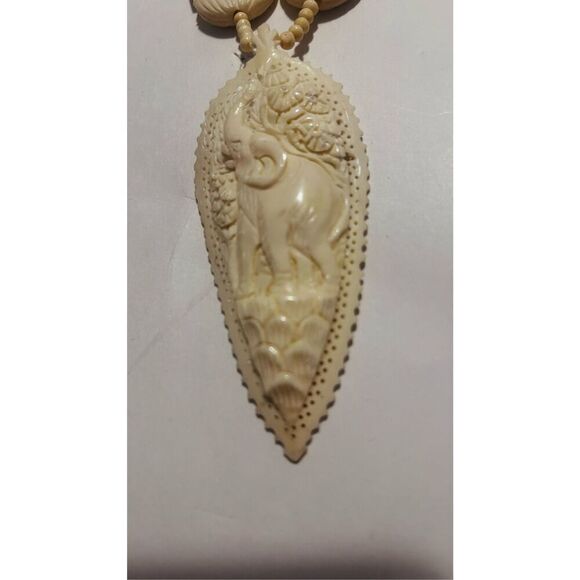 Elephant 15” beige carved beaded necklace pendant 4” - Picture 3 of 7